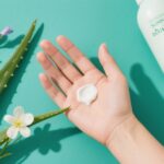 Bí Quyết Chăm Sóc Da Tay Khi Phải Rửa Tay Thường Xuyên: Tinh Chất Lô Hội và Oải Hương Việt Nam