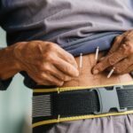 Bảo vệ sức khỏe lưng cho công nhân lao động nặng: Giữa liệu pháp bấm huyệt và đai hỗ trợ hiện đại