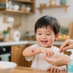 Chăm sóc vết xước nhẹ tại nhà: Vai trò của nước rửa kim ngân hoa và gel kháng khuẩn hiện đại