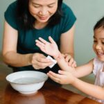 Chăm sóc vết thương da nhỏ: Vai trò của nước rửa kim ngân hoa và gel kháng khuẩn hiện đại